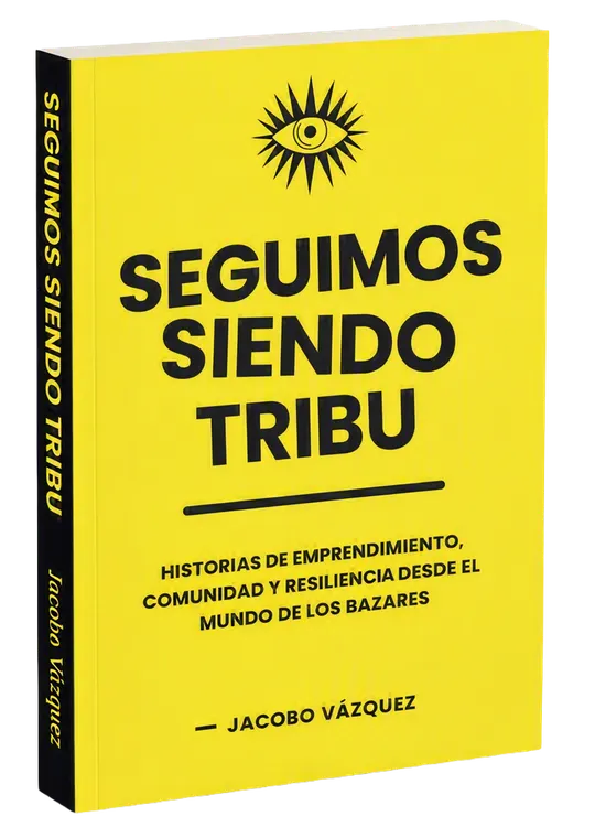 El libro Seguimos Siendo Tribu impreso, sostenido en las manos